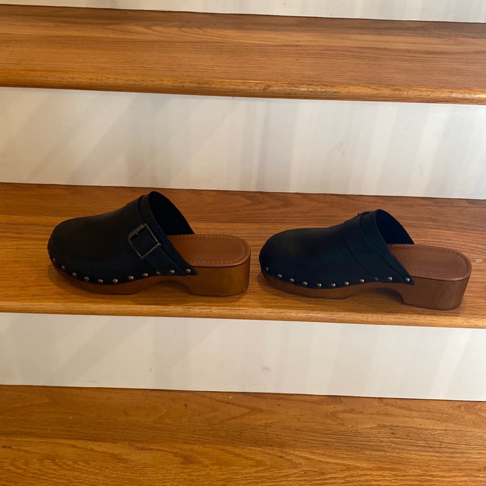 GUC Crown Vintage Liberty Clog. Black leather uppers. Lightly padded footbed.